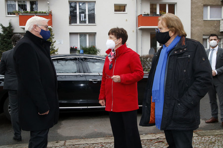 Frank Zander und Prominente unterstützen Caritas-Foodtruck in Berlin