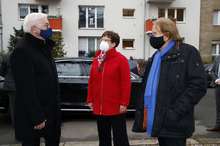 Frank Zander und Prominente unterstützen Caritas-Foodtruck in Berlin