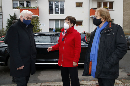 Frank Zander und Prominente unterstützen Caritas-Foodtruck in Berlin