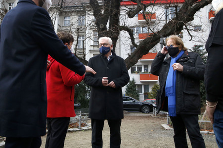 Frank Zander und Prominente unterstützen Caritas-Foodtruck in Berlin