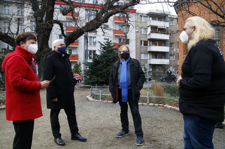 Frank Zander und Prominente unterstützen Caritas-Foodtruck in Berlin