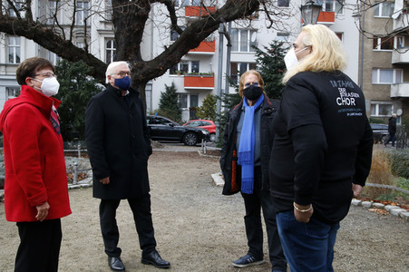Frank Zander und Prominente unterstützen Caritas-Foodtruck in Berlin