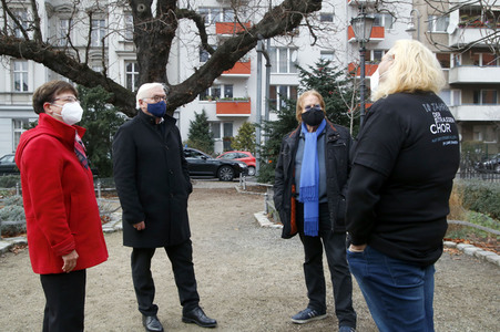 Frank Zander und Prominente unterstützen Caritas-Foodtruck in Berlin