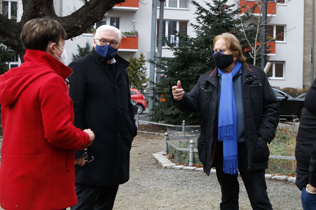 Frank Zander und Prominente unterstützen Caritas-Foodtruck in Berlin