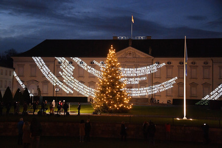 Lichtinstallation 'Lichtblicke' am Schloss Bellevue in Berlin