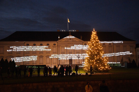 Lichtinstallation 'Lichtblicke' am Schloss Bellevue in Berlin