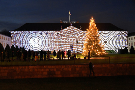 Lichtinstallation 'Lichtblicke' am Schloss Bellevue in Berlin