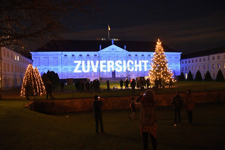 Lichtinstallation 'Lichtblicke' am Schloss Bellevue in Berlin