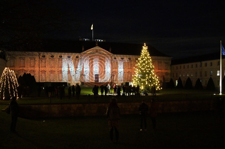 Lichtinstallation 'Lichtblicke' am Schloss Bellevue in Berlin
