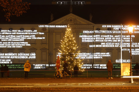 Lichtinstallation 'Lichtblicke' am Schloss Bellevue in Berlin