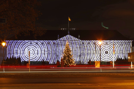 Lichtinstallation 'Lichtblicke' am Schloss Bellevue in Berlin