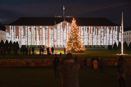 Lichtinstallation 'Lichtblicke' am Schloss Bellevue in Berlin