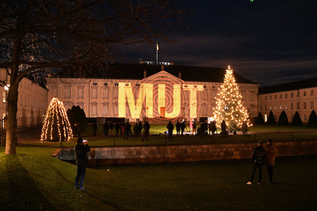 Lichtinstallation 'Lichtblicke' am Schloss Bellevue in Berlin