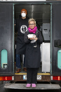 Frank Zander und Prominente unterstützen Caritas-Foodtruck in Berlin