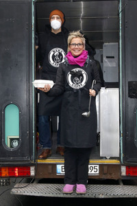 Frank Zander und Prominente unterstützen Caritas-Foodtruck in Berlin