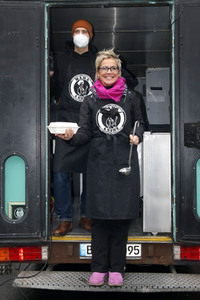 Frank Zander und Prominente unterstützen Caritas-Foodtruck in Berlin