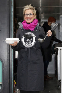 Frank Zander und Prominente unterstützen Caritas-Foodtruck in Berlin