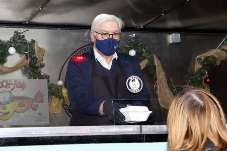 Frank Zander und Prominente unterstützen Caritas-Foodtruck in Berlin