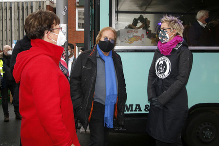 Frank Zander und Prominente unterstützen Caritas-Foodtruck in Berlin
