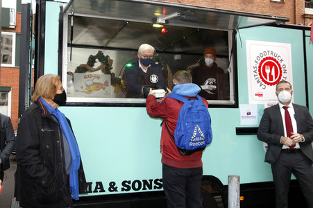 Frank Zander und Prominente unterstützen Caritas-Foodtruck in Berlin