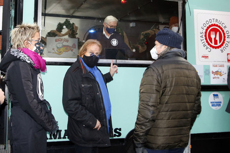 Frank Zander und Prominente unterstützen Caritas-Foodtruck in Berlin