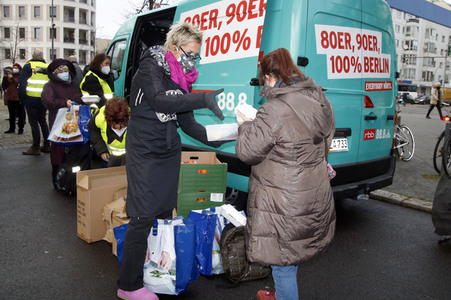 Frank Zander und Prominente unterstützen Caritas-Foodtruck in Berlin