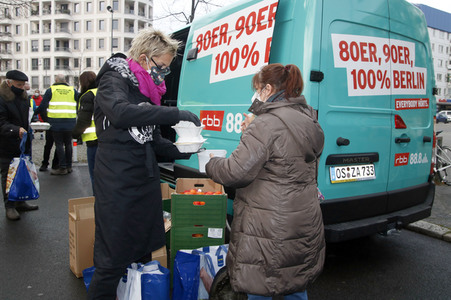 Frank Zander und Prominente unterstützen Caritas-Foodtruck in Berlin