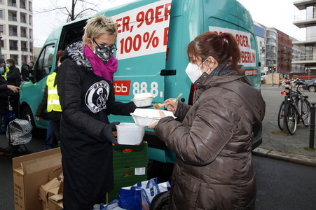 Frank Zander und Prominente unterstützen Caritas-Foodtruck in Berlin
