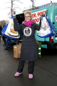 Frank Zander und Prominente unterstützen Caritas-Foodtruck in Berlin