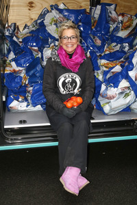 Frank Zander und Prominente unterstützen Caritas-Foodtruck in Berlin
