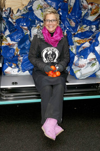 Frank Zander und Prominente unterstützen Caritas-Foodtruck in Berlin
