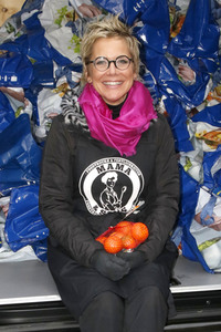 Frank Zander und Prominente unterstützen Caritas-Foodtruck in Berlin