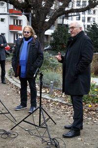 Frank Zander und Prominente unterstützen Caritas-Foodtruck in Berlin