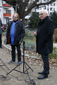 Frank Zander und Prominente unterstützen Caritas-Foodtruck in Berlin