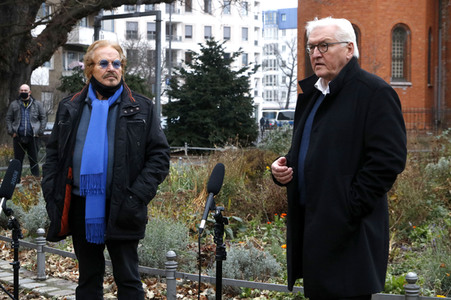 Frank Zander und Prominente unterstützen Caritas-Foodtruck in Berlin
