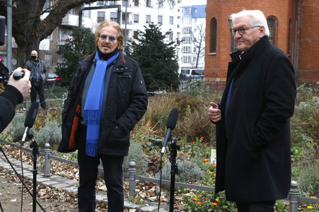 Frank Zander und Prominente unterstützen Caritas-Foodtruck in Berlin