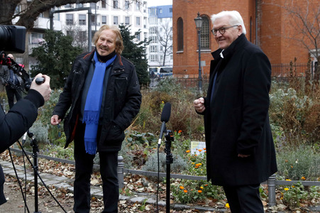 Frank Zander und Prominente unterstützen Caritas-Foodtruck in Berlin