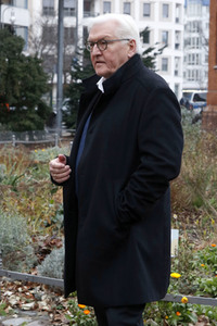 Frank Zander und Prominente unterstützen Caritas-Foodtruck in Berlin