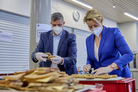 Franziska Giffey und Raed Saleh besuchen die Nothilfe Berlin