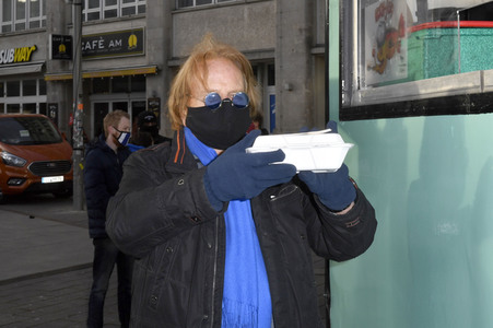 Frank Zander unterstützt den Caritas-Foodtruck in Berlin