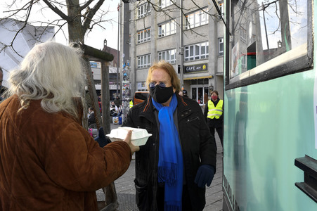Frank Zander unterstützt den Caritas-Foodtruck in Berlin