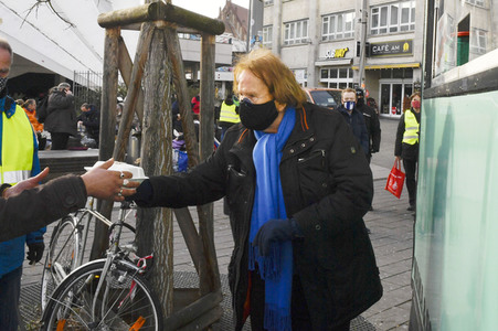 Frank Zander unterstützt den Caritas-Foodtruck in Berlin