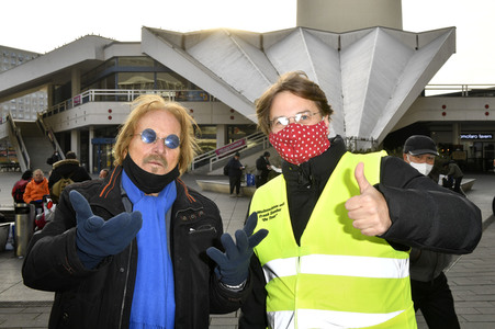 Frank Zander unterstützt den Caritas-Foodtruck in Berlin
