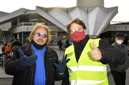 Frank Zander unterstützt den Caritas-Foodtruck in Berlin
