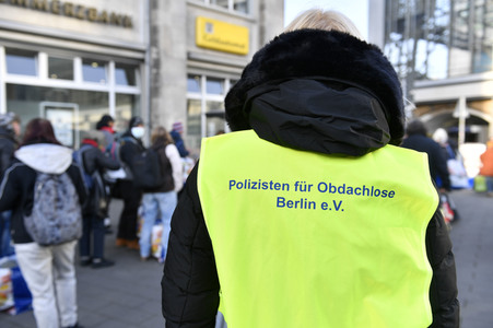 Frank Zander unterstützt den Caritas-Foodtruck in Berlin