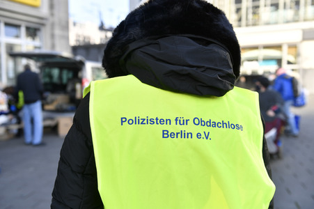Frank Zander unterstützt den Caritas-Foodtruck in Berlin