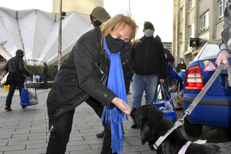 Frank Zander unterstützt den Caritas-Foodtruck in Berlin