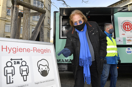 Frank Zander unterstützt den Caritas-Foodtruck in Berlin