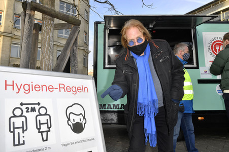 Frank Zander unterstützt den Caritas-Foodtruck in Berlin