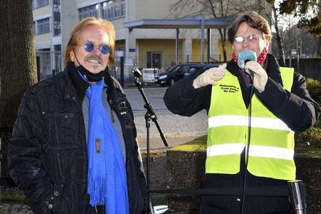 Frank Zander unterstützt den Caritas-Foodtruck in Berlin